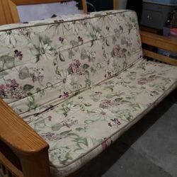 BEAUTIFUL VINTAGE FUTON EXCELLENT CONDITION 