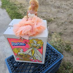 Vintage Barbie Doll Trunk And Peaches N Cream Barbie Doll And Accessories