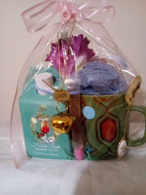 Beautiful New Sangria Bubble bath Collection Loaded Art Deco Gift Mug With Vintage Gold Rare Bell