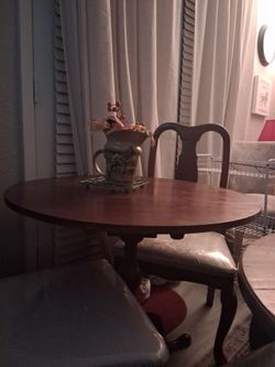 Round Wood Pedestal Dining Table with Chairs