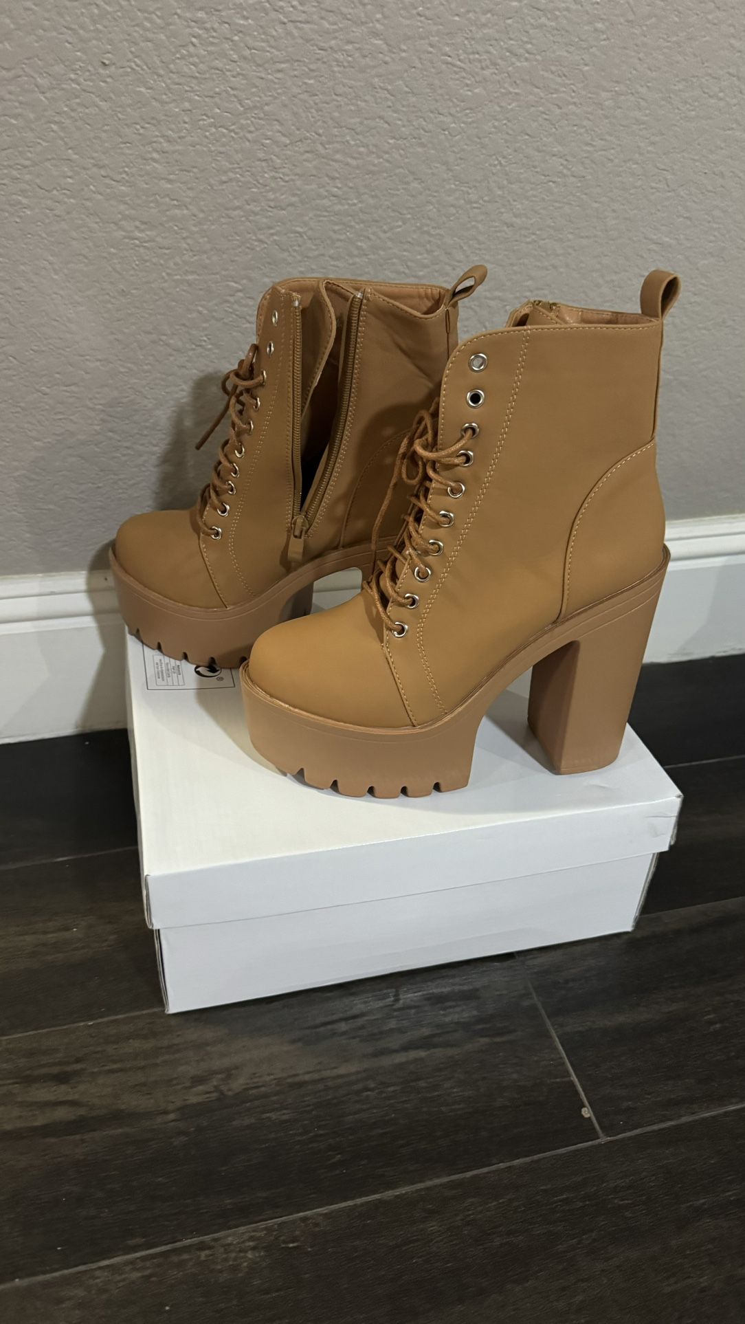 Brandnew Women Boots Size 7 Retail Value $119 + Tax 