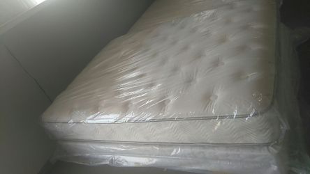 QUEEN PLUSH BEAUTYREST BY SIMMONS