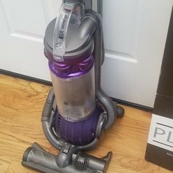NEW condition DYSON DC 25 , BALL MODEL  , AMAZING POWER SUCTION. , WORKS EXCELLENT , IN THE BOX  
