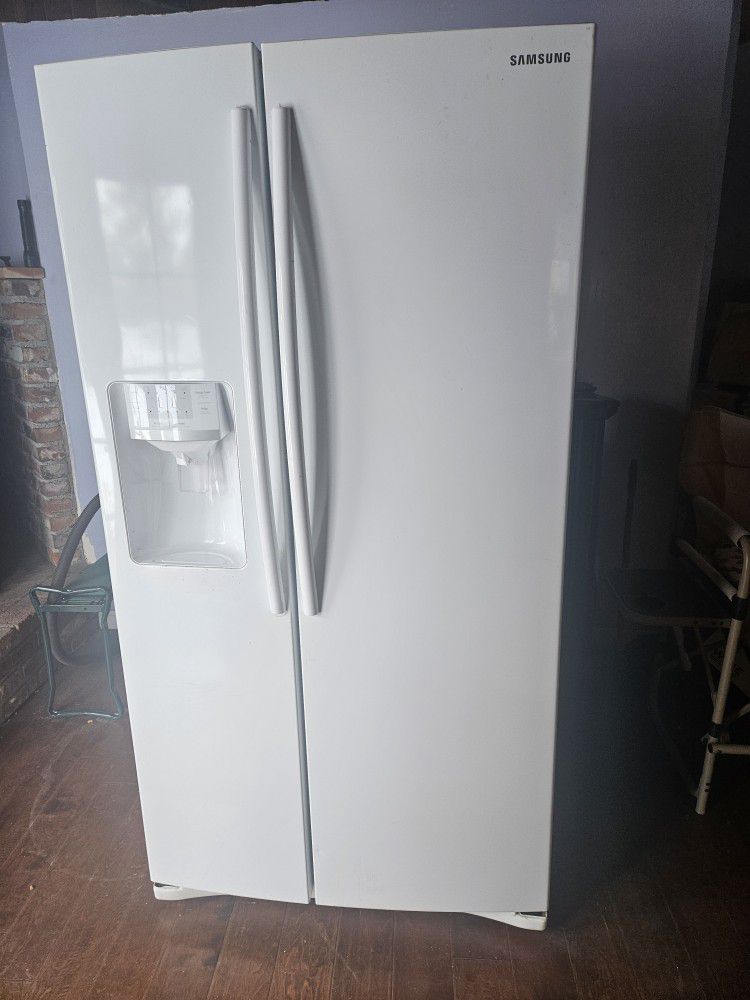 Samsung Refrigerator 300.00 or Best Offer