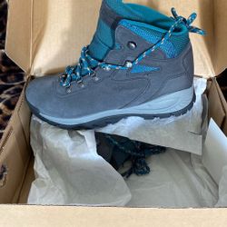 COLUMBIA WOMEN’S HIKING BOOT (NEW) SZ9