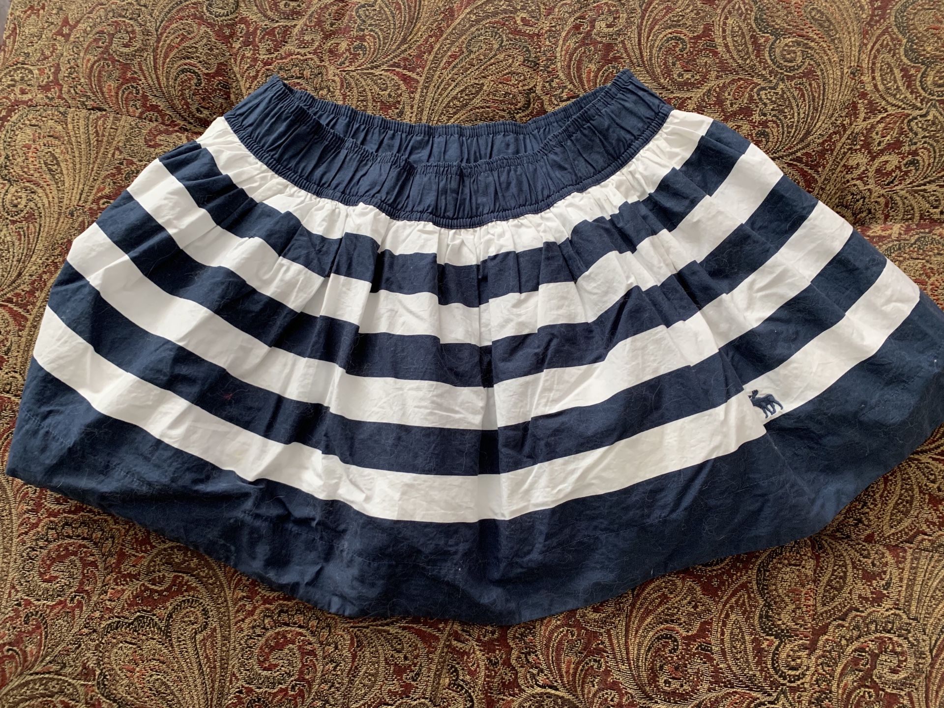 New Abercrombie ladies large with elastic band has built in the slip