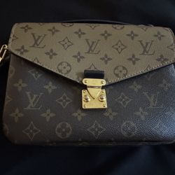 Louis Vuitton Pochette Métis bag in the Monogram Reverse canvas. 