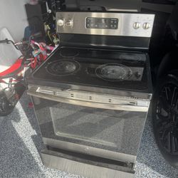 GE  Electric Oven And Stove. 4 Burners