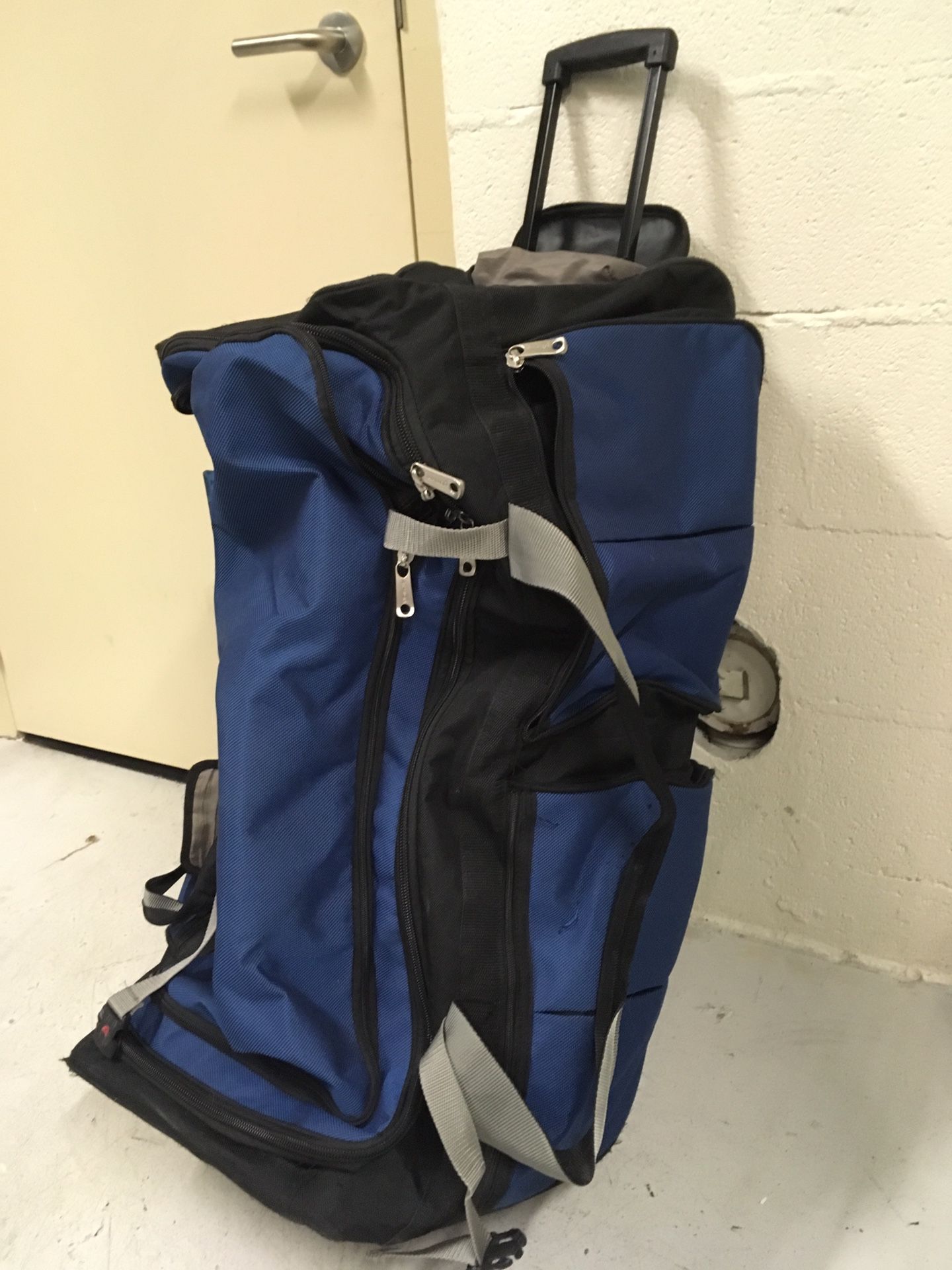 Duffle traveling bag with wheels- Atvalon
