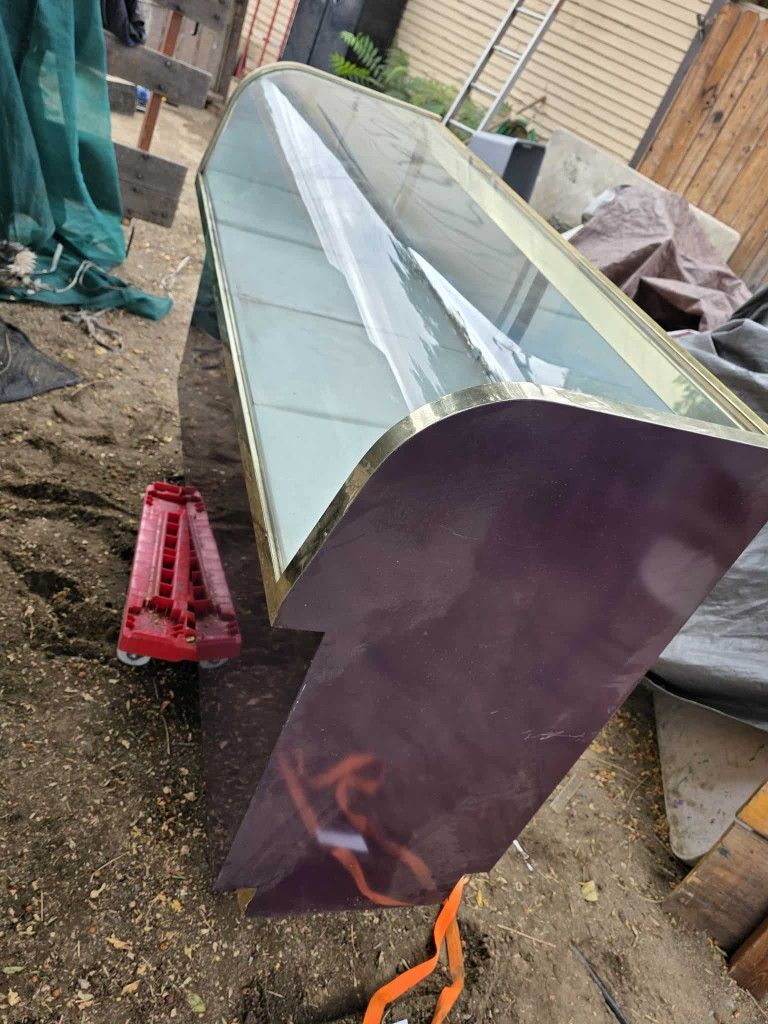 Curved Glass Display Case – 5ft Wide / Vitrina de Vidrio Curvo – 5ft Ancho ✨