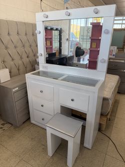 New White Vanity With Stool