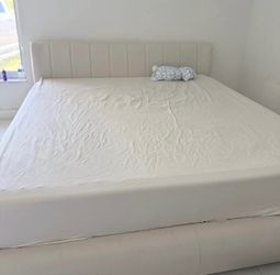 ✨ Rooms To Go Clachan Cream King Bed – Like New ✨