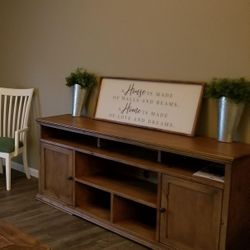 ♦️! SOLID WOOD TV STAND/GREY STUDDED COUCH !♦️