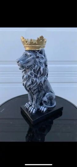 Lion with crown statue