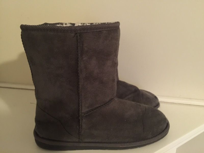 Women's Gray Size 9 Ugg Like boots by Dawgs. Great used condition
