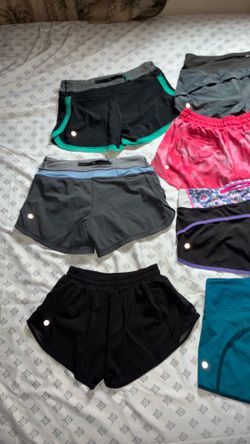 Lululemon sizes 4.   ..$35 Each cada uno buena condición