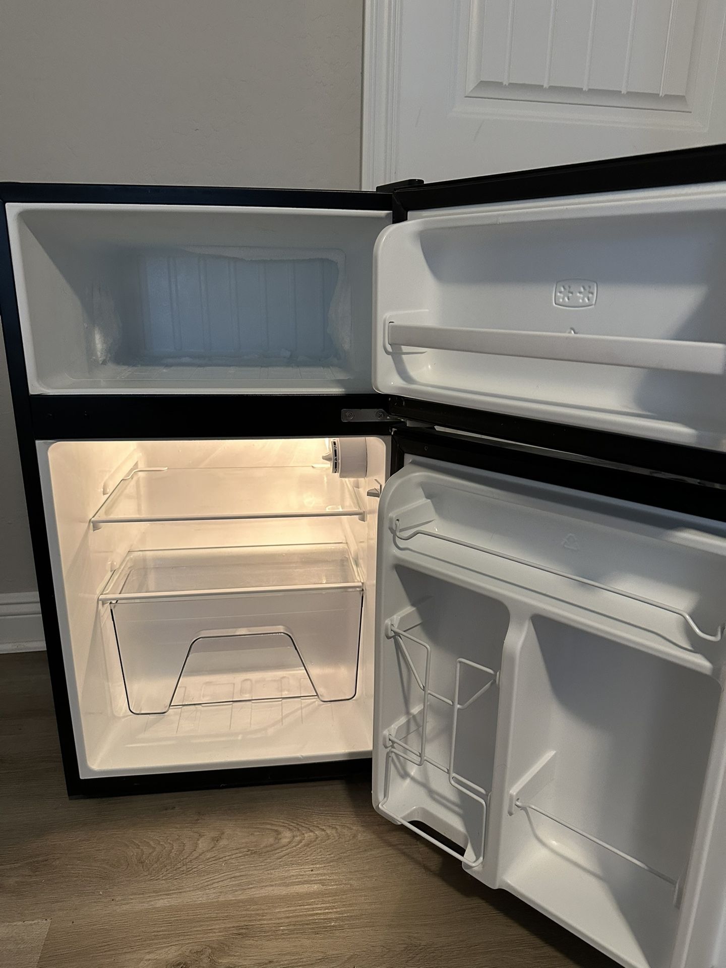 Whirlpool Mini Fridge w/ Freezer