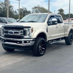 2018 FORD F-250 Super Duty Crew Cab Lariat Pickup 