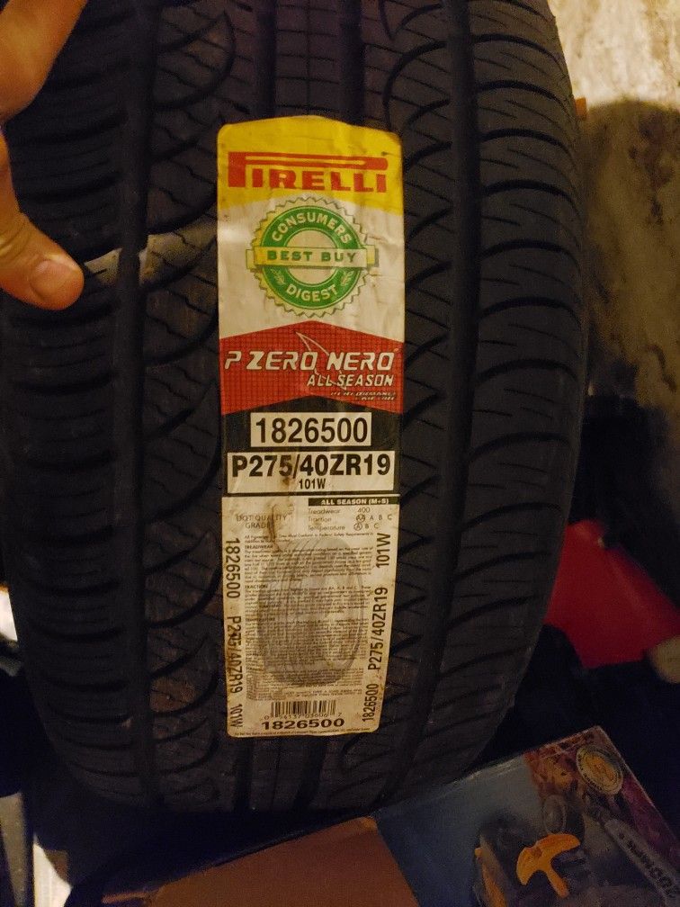 BRAND NEW PIRELLI TIRES NEVER MOINTED
