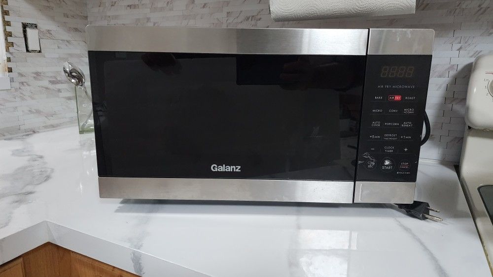Microwave Galanz 0.9 Cu Ft. Air Fry Microwave 900 Watts Like New