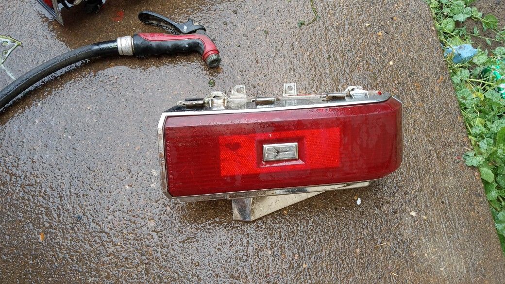 84-88 Cutlass Supreme Oldsmobile TAIL LIGHTS Passenger Side