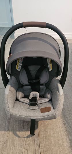 Maxi cosi carseat with base that has an extender