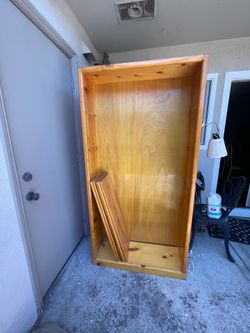 5 shelves wooden bookshelf, needs to unscrew lamp on side