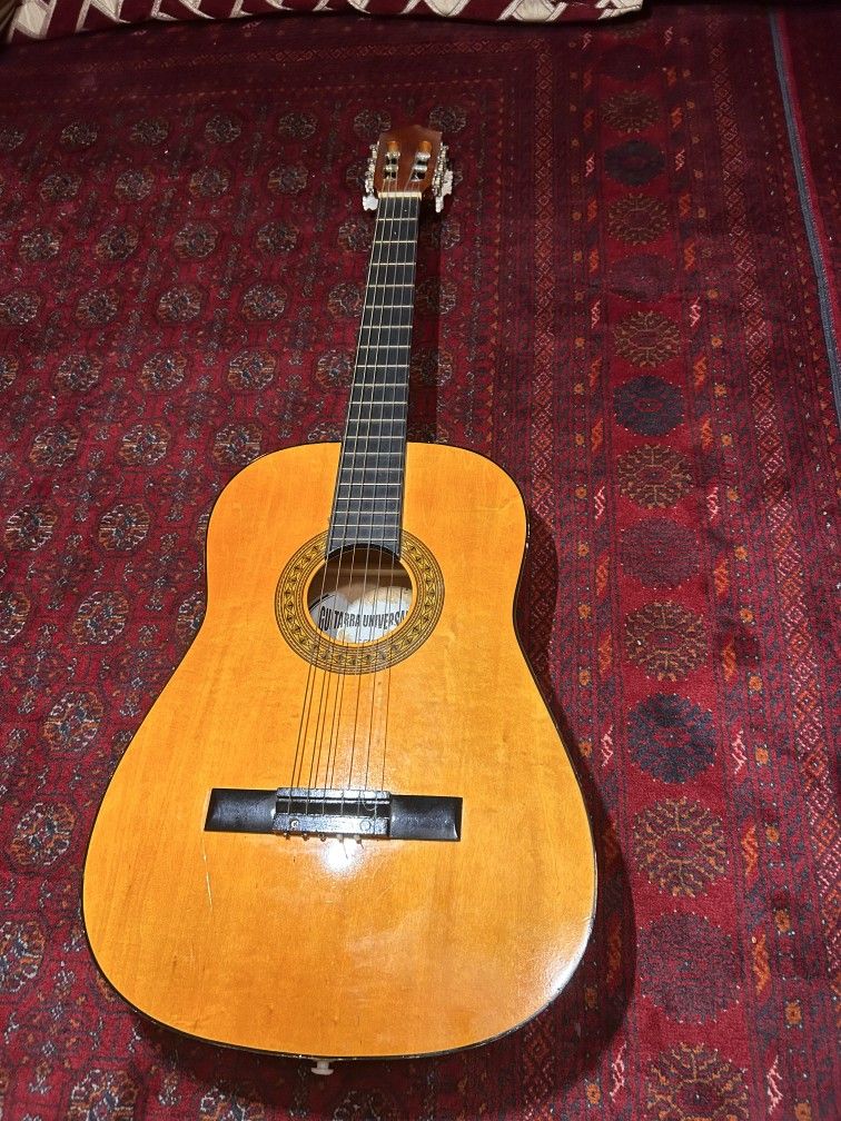 Guitarra Universal Classical Acoustic Guitar