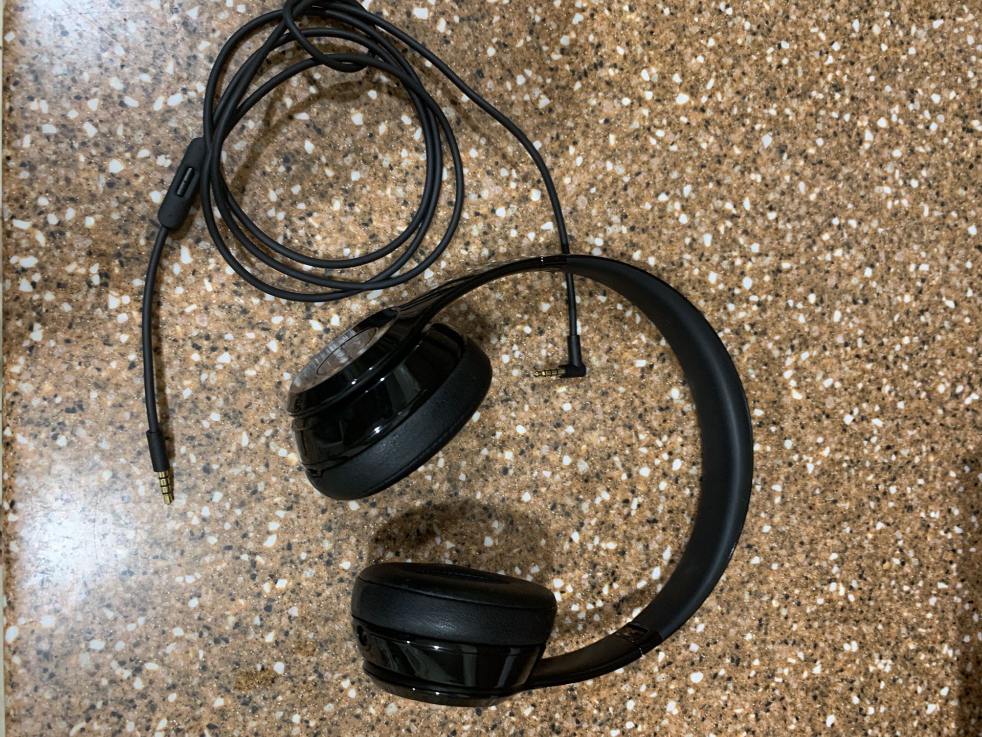 Beats Solo 3 Wireless Headphones (barely used)