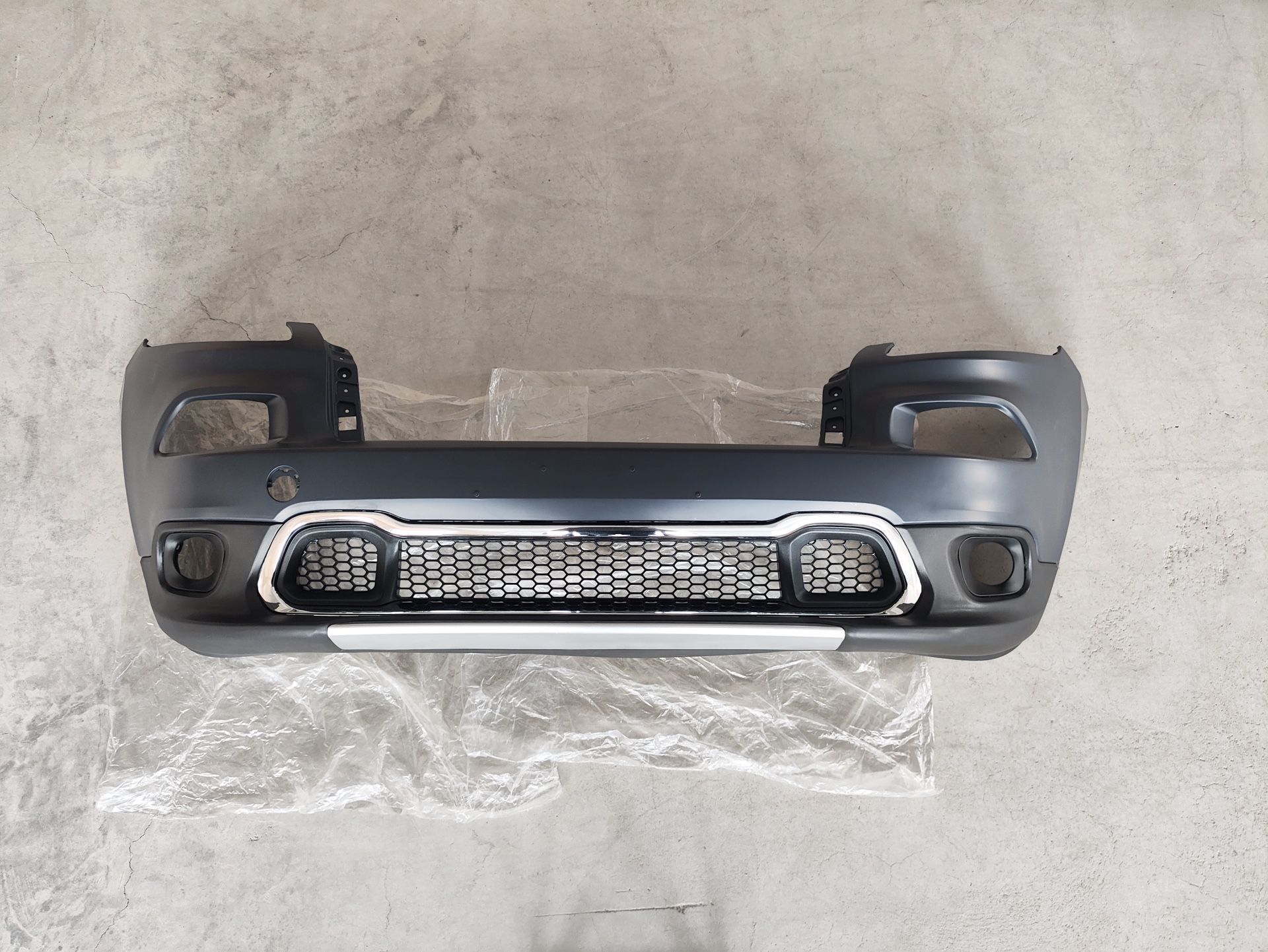 Front Bumper Assembly With Upper Grille For 2014 - 2016 Jeep Cherokee