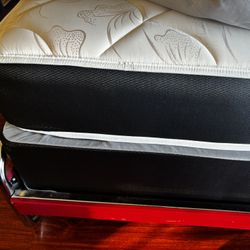 Colchón Personal ( Prácticamente Nuevo ) Viene Con Su Box Spring Y Doy Una Cama De Hierro Fuerte Y Buena Es Roja 