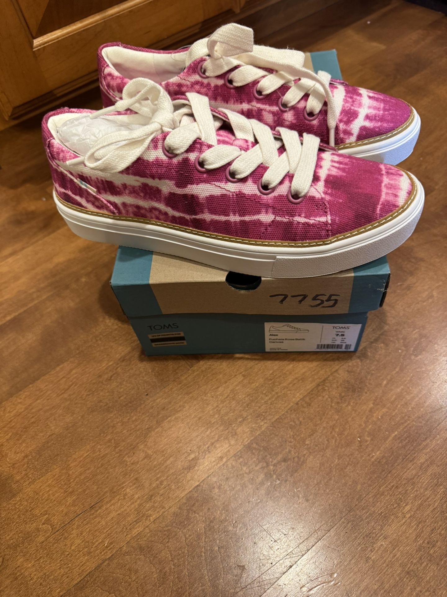 Woman’s New Toms Alex Canvas Sneakers Shipping Available