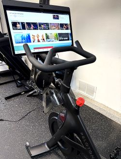 Peloton Bike+ 2024 - Only 12 Rides - Shoes, Weights, Mat