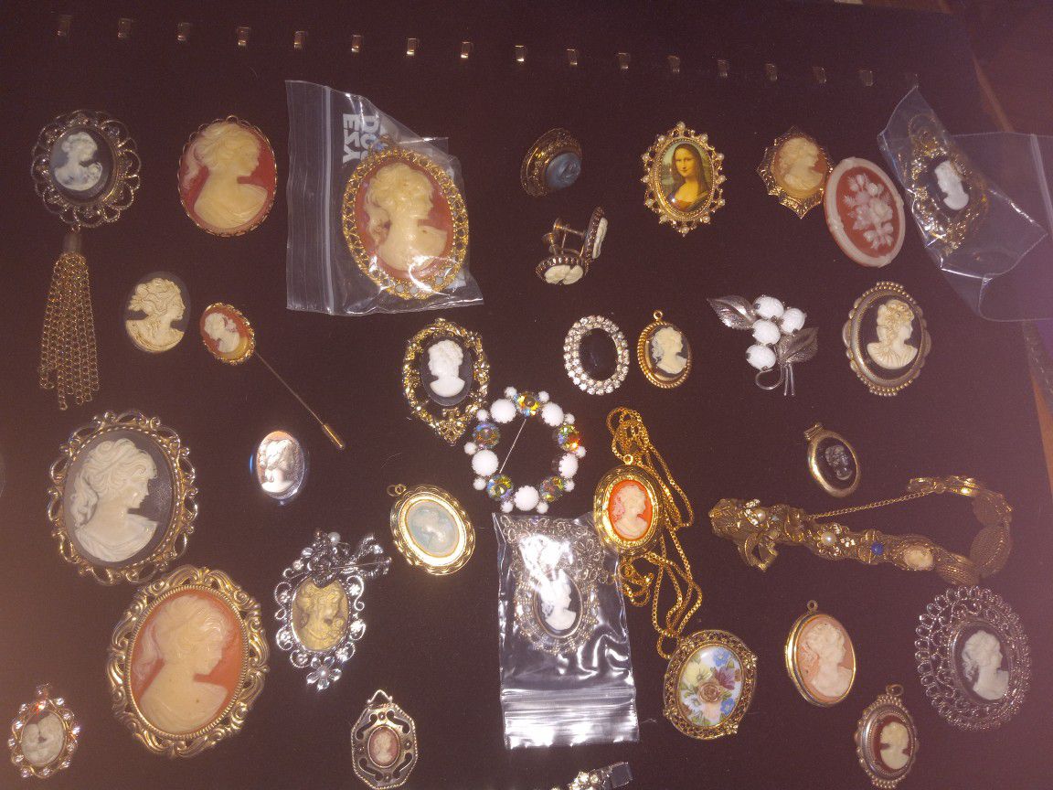 Cameos And Vintage Broaches . 