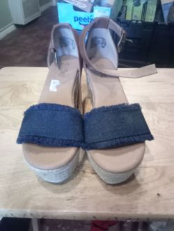 Women's size 7 1/2.