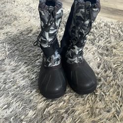 Kids Size 6 Snow Boots