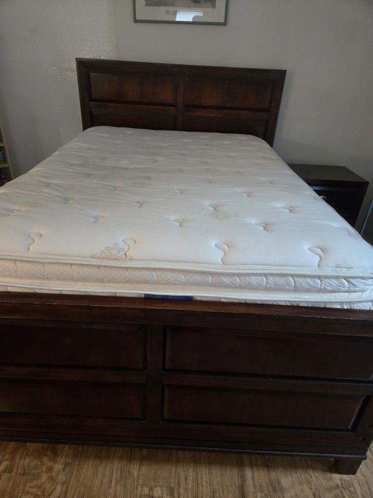 QUALITY FULL SIZE BED W DOUBLE TOP SERTA MATTRES/ Side Table