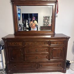Dresser With Mirror 