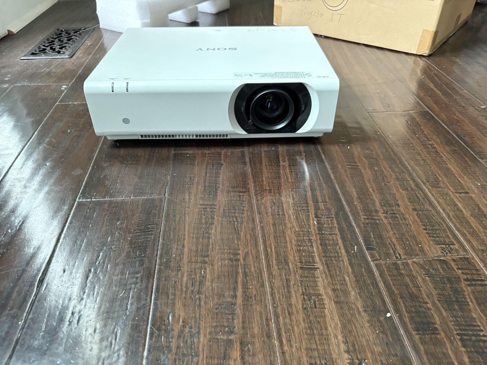 Sony VPL-CH375 LCD Projector 1125p HDTV 16:10 White