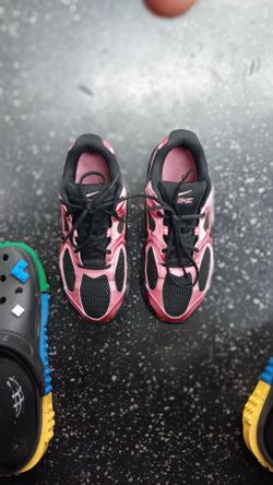These are nike v5 RNR WOMEN'S SNEAKERS ON VIBRANT PINK