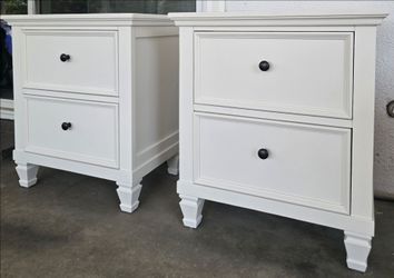 Very nice nightstands
