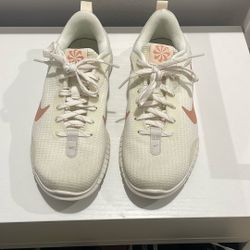 Nike women’s Flex Experience Run 12-barely Worn!