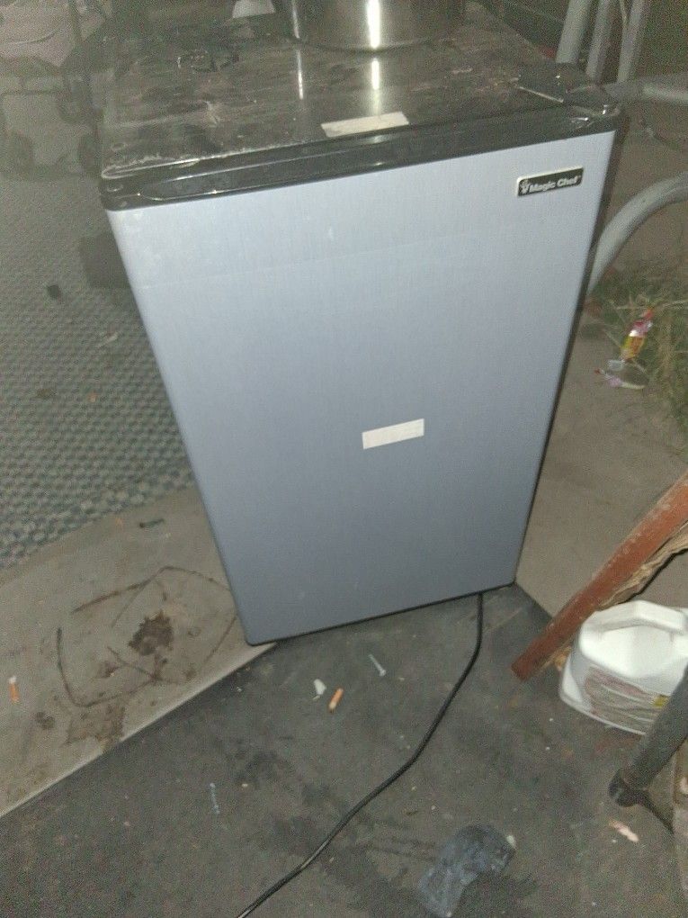 Like New Magic Chef Mini Fridge