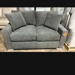 🛋️ Modern Gray Loveseat Sofa – Plush Cushions, Like New