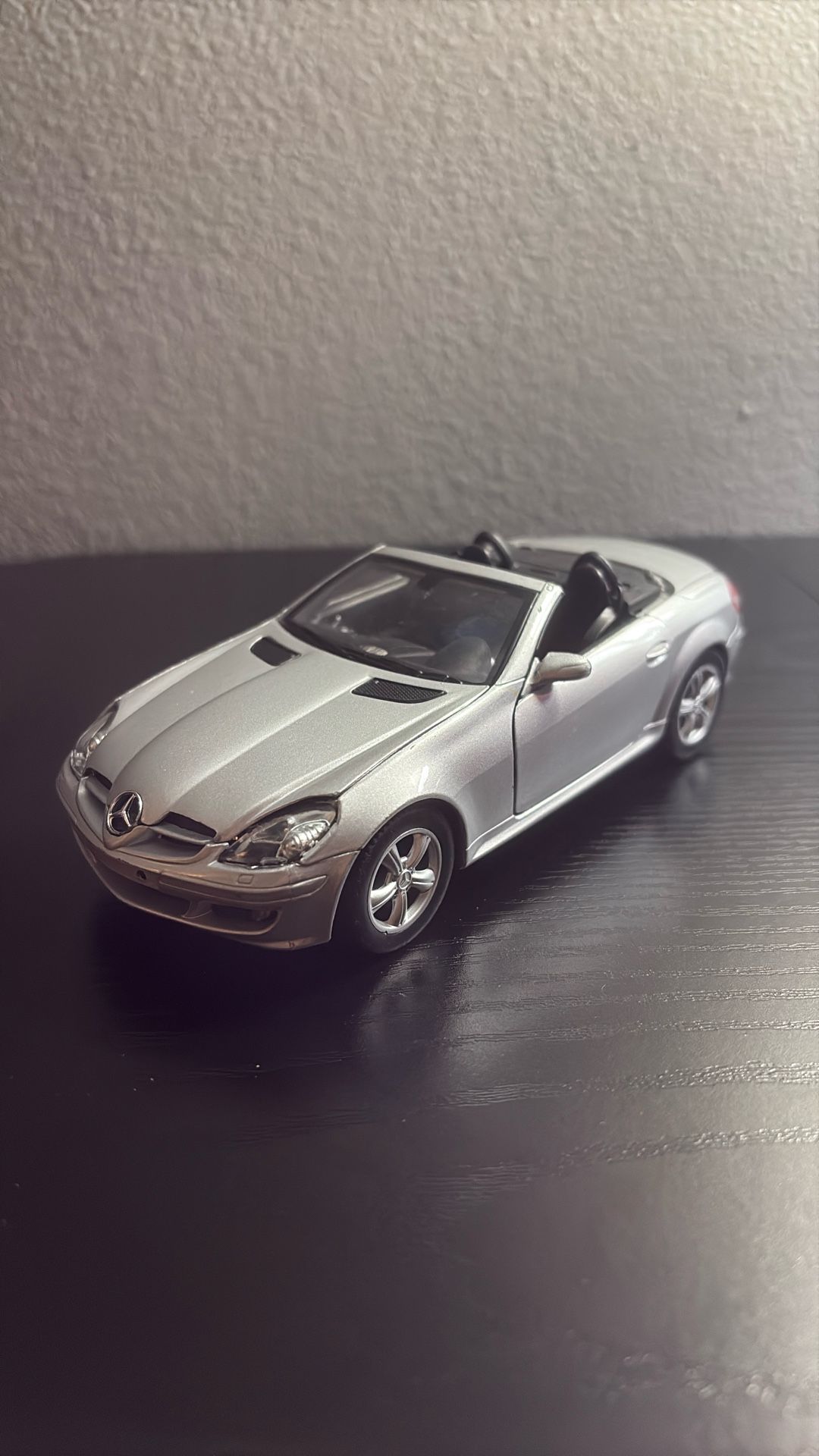 Welly: Mercedes-Benz SLK350 (missing steering wheel & back window)