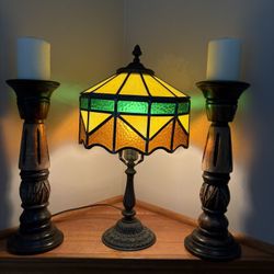 Vintage Tiffany style glass table lamp. Beautiful hexagon stained mission style glass light Yellow greens & orange Two very small cracks un noticeable