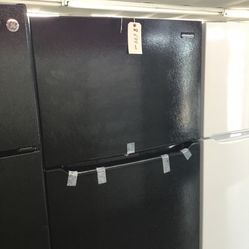 New Scratch And Dent Frigidaire 18 Cu Ft Top And Bottom Fridge. 1 year Warranty 