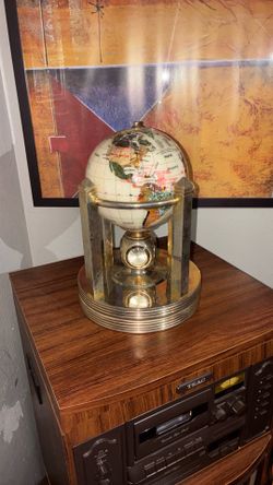 Globo terráqueo de piedras semipreciosas con reloj de cuarzo y base giratoria