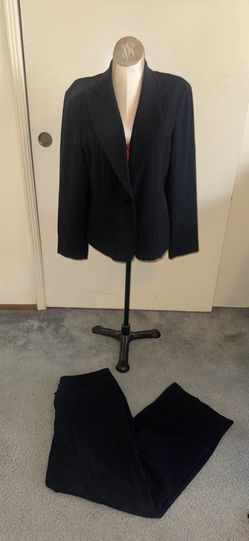 Excellent condition Jones New York women’s suit blazer + slacks ( size 14/size 16 pants)