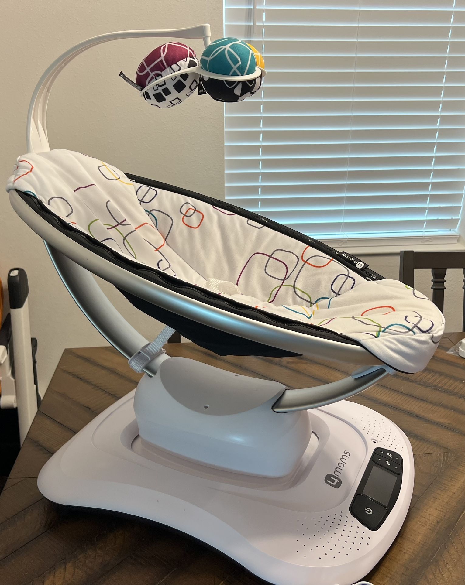 Perfect Condition 4moms mamaRoo 4 Multi-Motion Baby Swing + Safety Strap Fastener, Bluetooth Baby Swing with 5 Unique Motions 4 Moms Includes Newborn
